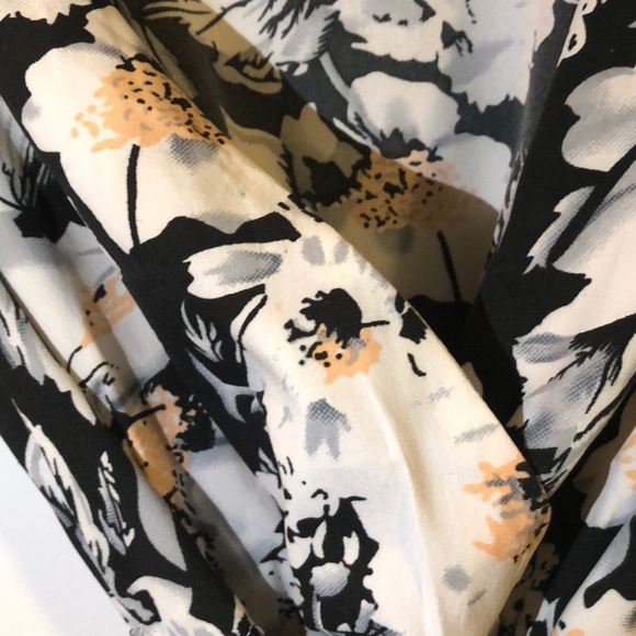 Like New Floral Romper - Picture 2 of 4